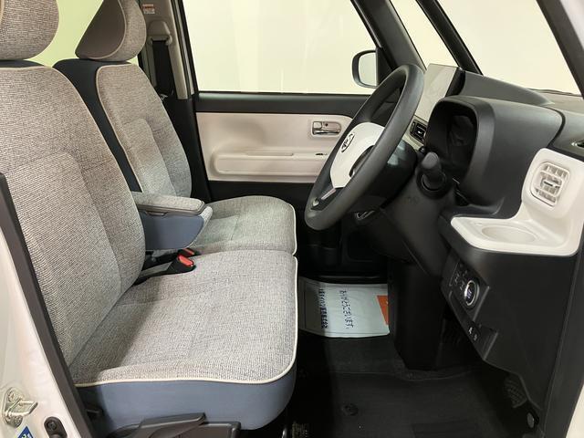 広々として運転しやすい運転席☆　足元も広々としていますよ♪
