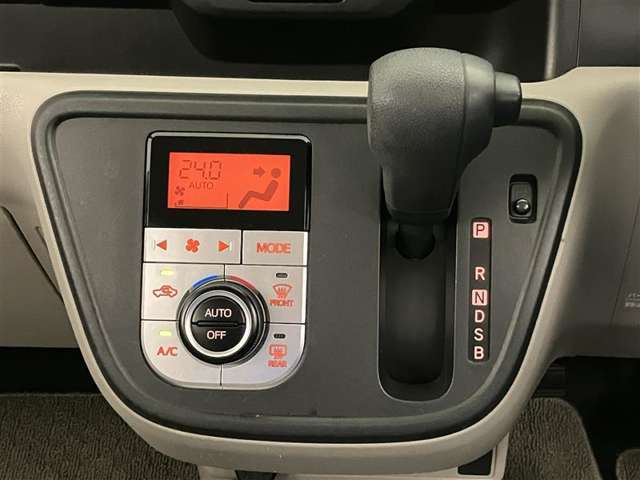 シンプルな操作で的確なシフトチェンジを可能にするゲート式シフトレバーを採用。