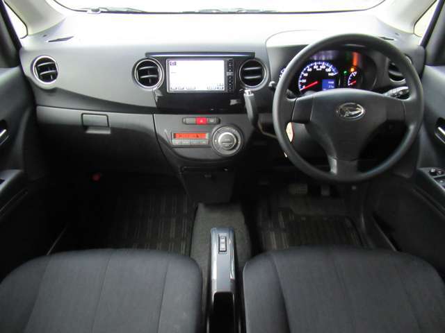 内装はブラックを基調としたシックで落ち着いた雰囲気の車内になっております♪パネル類にも目立つキズや汚れ等も無くとてもキレイな状態です♪