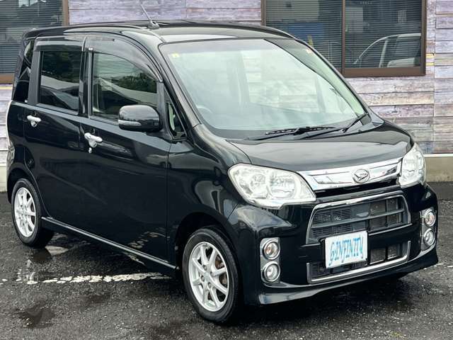外装色は人気の ブラックマイカメタリック になります♪しっかりとした厚みのあるシートで車内空間も快適です♪荷物もしっかりと積んで頂けますので様々なシーンで大活躍です♪
