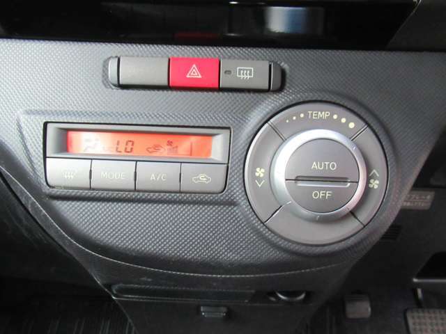 エアコンはオートエアコンですのでお好みの温度を設定すれば自動で車内の温度を調整してくれます♪パネルやスイッチ類には汚れやキズ等も少なくキレイな状態です♪