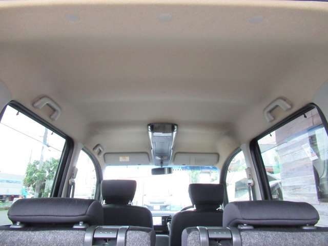 天張りには目立つ汚れやイヤな臭いなどもありません♪キレイで清潔感のある車内になっております♪
