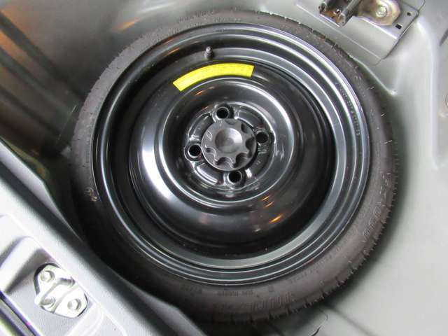 ラゲッジスペース下部にはスペアタイヤ+車載工具も完備されておりますので緊急時でも安心です♪