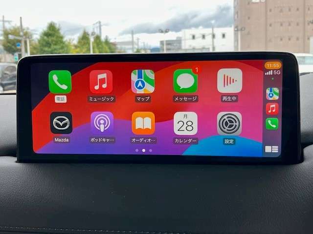 お手元のスマートフォンと接続して頂く事で使用可能な「Apple CarPlay/Android Auto」電話の応答は勿論、メッセージの受信やLINE、音楽接続からナビアプリの使用まで幅広く活躍致します。