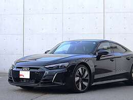 ●Audiが最初に採用したLEDポジショニングランプ。シャープなラインで昼間でも点けていたいと思うほど上品でオシャレです。夜間走行時はさらに目立ちます！