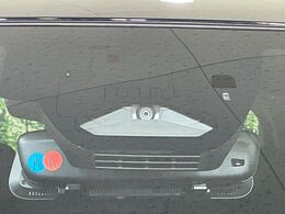 【プリクラッシュセーフティ】前方の車両等を検知し、衝突しそうな時は警報で注意を促し、ブレーキを踏む力をサポート。ブレーキを踏めなかった場合は衝突被害軽減ブレーキが作動、衝突回避をサポートします。