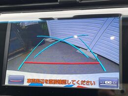 【バックカメラ】駐車時に後方がリアルタイム映像で確認できます。大型商業施設や立体駐車場での駐車時や、夜間のバック時に大活躍！運転スキルに関わらず、今や必須となった装備のひとつです！