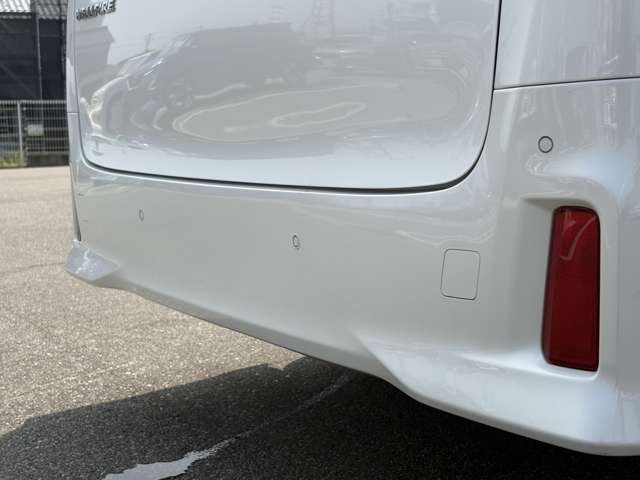 【クリアランスソナー】車体に取り付けられた複数のセンサーにより、車の前後の様子を検知し、障害物が近づくと運転席のメーター画面でのディスプレイ表示やブザーで知らせてくれ安心♪