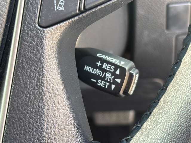 【全車速追従機能付クルーズコントロール】アクセルペダルを踏まずに一定の車速で走行できます。高速道路や加速・減速の繰り返しの少ない自動車道などで便利です。