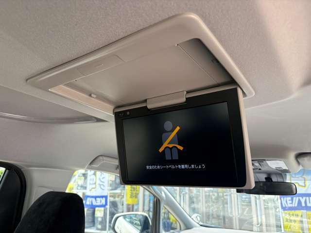 【後席モニター】後部座席でTVやDVDが視聴できます。旅行や帰省でのロングドライブ時のお供に最適！