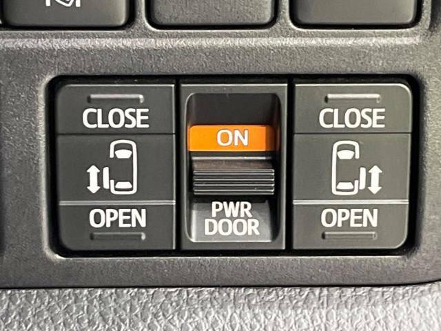 【両側パワースライドドア】スマートキーや運転席のスイッチで後席両側スライドドアの開閉が可能♪電動だから力を入れてドアを開ける必要が無く、小さなお子様でも簡単に開け閉めでき快適です♪
