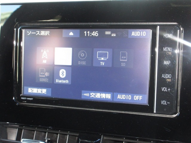 ナビゲーションはトヨタ純正メモリーナビ（NSZT-W68T）を装着しております。AM、FM、CD、DVD再生、Bluetooth、フルセグTVがご使用いただけます。初めて訪れた場所でも安心ですね！