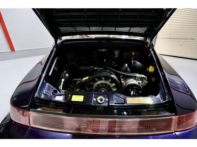 エンジンルームも綺麗な状態ですが、納車前にしっかりと点検整備いたします。