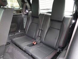 オプションの3列目シートが装備されております。普段はラゲッジスペースの下に格納されており、使われる際は展開し2人用のシートとして使用できます。