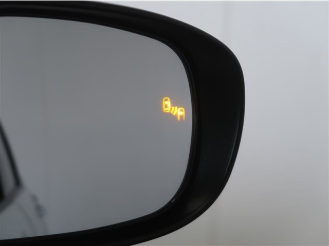 隣車線を走る車両をレーダーで検知し、ドアミラーでは確認しにくい後側方エリアに存在する車両に加え、急接近してくる車両も検知します。車両を検知するとドアミラーに搭載されたLEDインジケーターが点灯します。