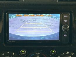 【バックカメラ】駐車時に後方がリアルタイム映像で確認できます。大型商業施設や立体駐車場での駐車時や、夜間のバック時に大活躍！運転スキルに関わらず、今や必須となった装備のひとつです！