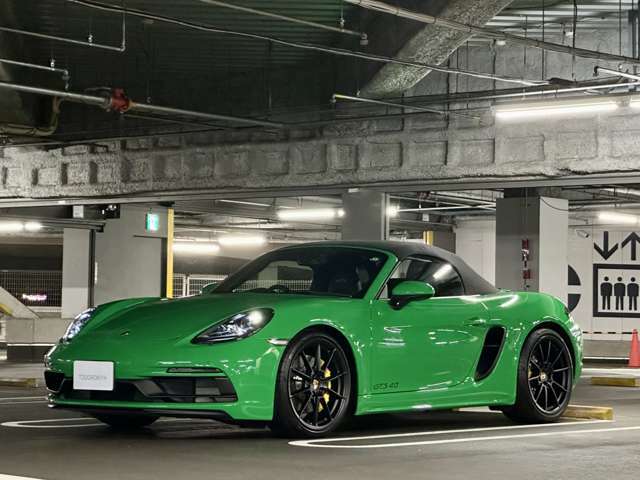 有償カラー「パイソングリーン」を纏い、「PCCB」を装備した、魅力溢れる718 Boxster GTS 4.0のリリースです。