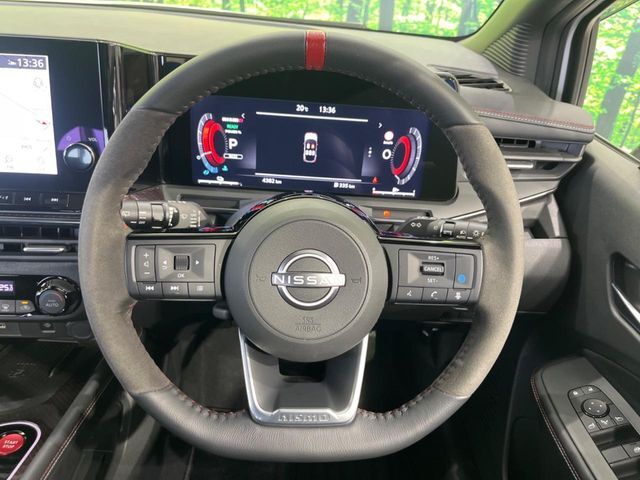 【純正革巻き/アルカンターラ巻きコンビステアリング】上質な革とアルカンターラ生地を使用することで、手にしっかり馴染みとても運転しやすいハンドルです♪