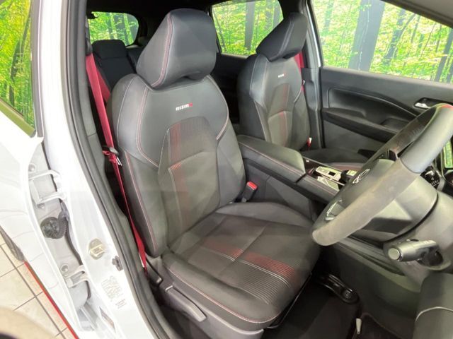 【ハーフレザーシート】高級感と座り心地を両立した人気のシート♪背面・座面のファブリック素材は、通気性の良さや滑りにくさに優れています。気温や服装に左右されず快適にお乗りいただけます。