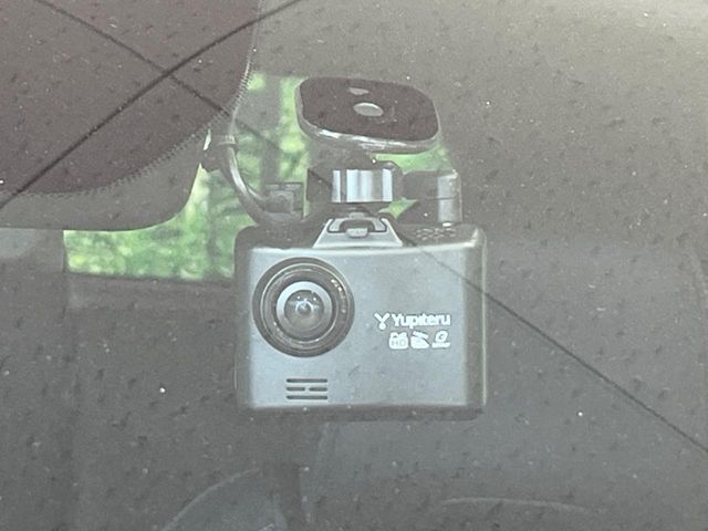 【ドライブレコーダー】安心・安全なカーライフに必須のドライブレコーダーを装備！走行中はもちろん、あおり運転や事故に遭遇した際の状況も映像で記録し、万一のリスクに備えます。