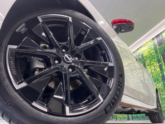 【グレード専用純正17インチアルミホイール】デザイン性の高い純正アルミホイールを装着しております。各種社外アルミホイールや、スタッドレスタイヤも取扱いしております。是非ご相談ください♪