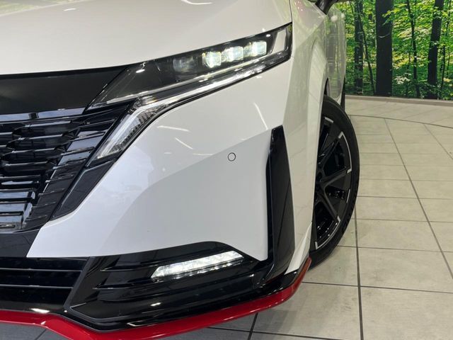 【LEDヘッドライト】悪天候や夜間走行時も良好な視界を確保し安心して運転できる高輝度LEDヘッドライトを装備！点灯速度が早く、消費電力も抑えられています。