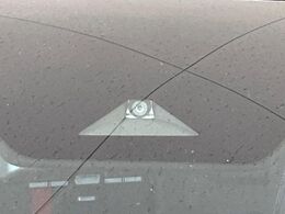 【インテリジェントエマージェンシーブレーキ】フロントカメラで前方の車両や歩行者を検知。衝突しそうな時は衝突被害軽減ブレーキが作動、衝突回避をサポート。より安全にドライブをお楽しみいただけます。