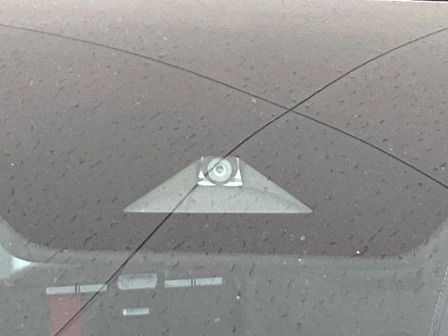 【インテリジェントエマージェンシーブレーキ】フロントカメラで前方の車両や歩行者を検知。衝突しそうな時は衝突被害軽減ブレーキが作動、衝突回避をサポート。より安全にドライブをお楽しみいただけます。