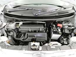 【エンジンルーム】・・・内外装だけでなくこちらもクリーニング済み。　納車までにもう1度しっかり点検いたしますので、安心してお乗りいただけると思います。