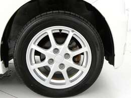 【純正アルミホイール】・・・純正アルミホイールでタイヤの山もしっかり残っております！ユーカー選びのポイントのひとつです。