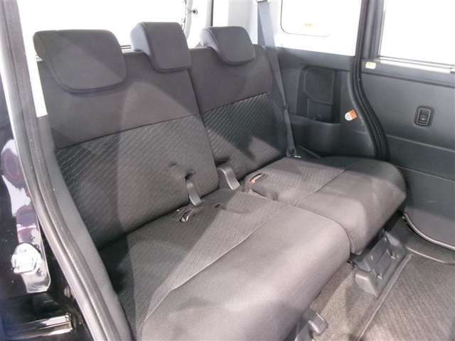 ゆとりある広々とした車内空間は、ドライブを始め買い物やレジャーなど、幅広く活躍します。一人でもみんなとでもお出かけを楽しみましょう！