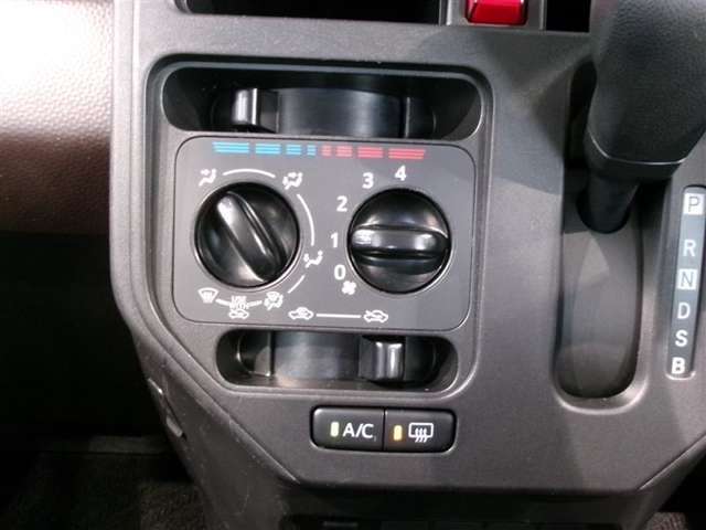 エアコンは操作性の良いダイヤル式です。