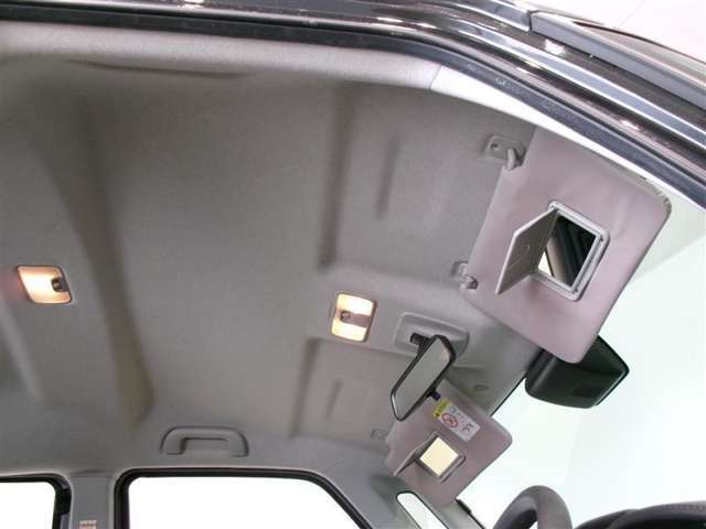 サンバイザーには、バニティーミラー付いてます。