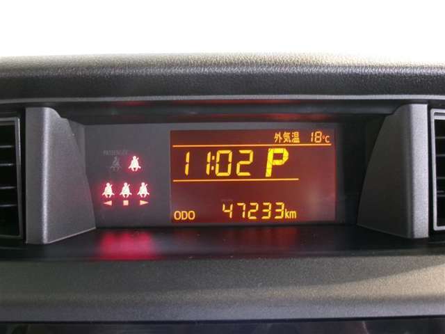 カラーヘッドアップディスプレイ付き。少ない視線移動で情報を確認できるので、運転の疲労軽減に繋がりますよ♪