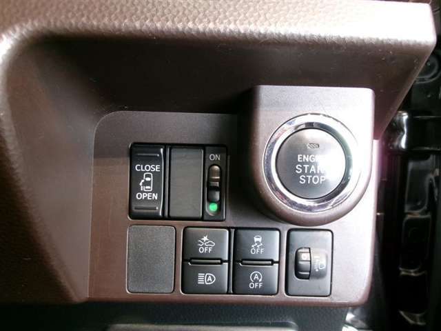 スマートアシスト搭載のサポカーです。スマートキー装備車なので、キーを取り出さなくてもエンジン始動が可能です。