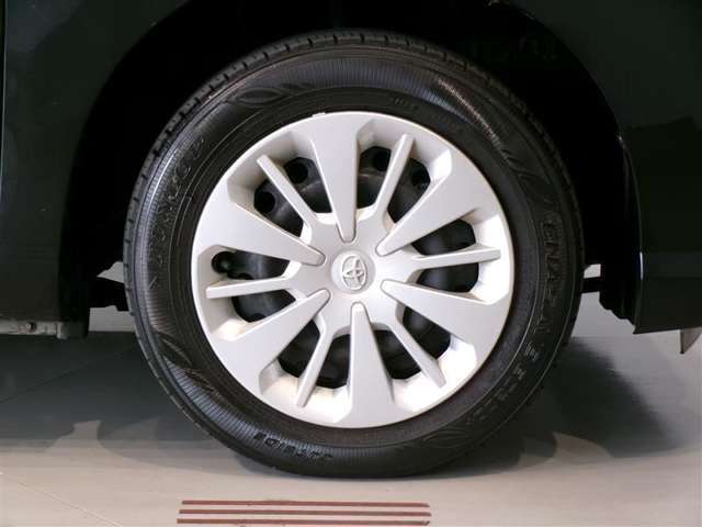 純正のスチールホイール＋ホイールキャップ装着車です。