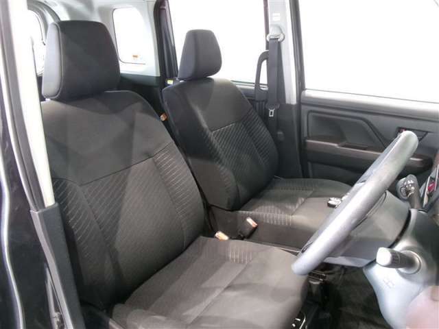 高いホールド性で運転姿勢が安定します。長距離ドライブでも疲れにくいのが魅力です。快適なドライビングライフをお送りください♪