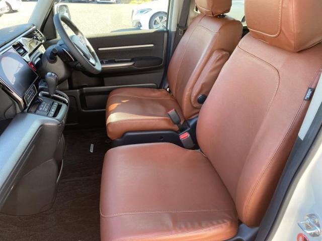 WECARSでは各商談席に大型モニターをご用意しております！見やすい大画面でゆったりと全国の在庫をご覧いただけます！是非ご来店お待ちしております！