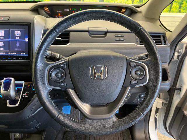 【純正革巻きステアリング】上質な革を使用することで、手にしっかり馴染みとても運転しやすいハンドルです♪
