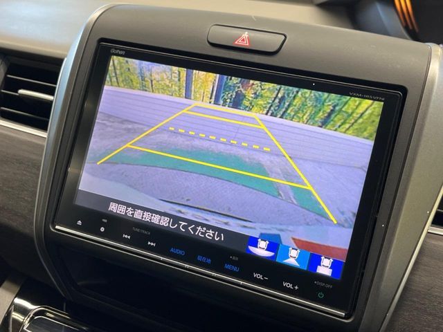 【バックカメラ】駐車時に後方がリアルタイム映像で確認できます。大型商業施設や立体駐車場での駐車時や、夜間のバック時に大活躍！運転スキルに関わらず、今や必須となった装備のひとつです！