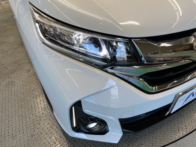 【LEDヘッドライト】悪天候や夜間走行時も良好な視界を確保し安心して運転できる高輝度LEDヘッドライトを装備！点灯速度が早く、消費電力も抑えられています。