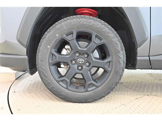 【アルミホイール】純正なので車に似合うデザインになっていますね。スタッドレスタイヤもご相談下さい。