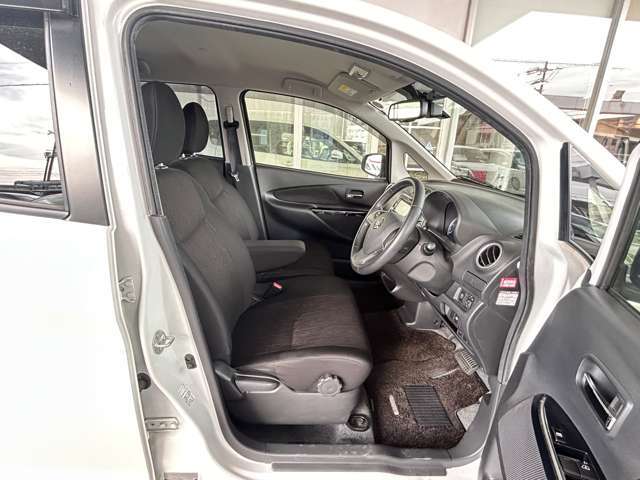 「シート高調整＆チルトステアリング」で小柄な方も運転しやすいポジションに調整できます。