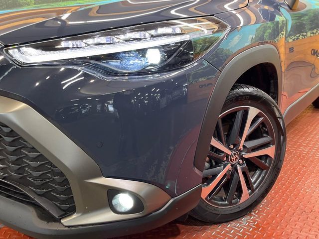 【LEDヘッドライト】悪天候や夜間走行時も良好な視界を確保し安心して運転できる高輝度LEDヘッドライトを装備！点灯速度が早く、消費電力も抑えられています。