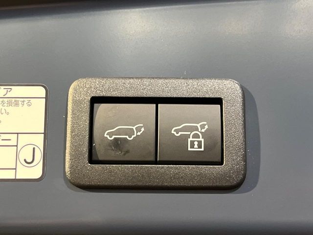 【パワーバックドア】スマートキーや運転席のボタンを押すだけでリアゲートが自動で開閉します！荷物を持っている時や、高い位置にあるバックドアを閉める際に便利な機能です♪