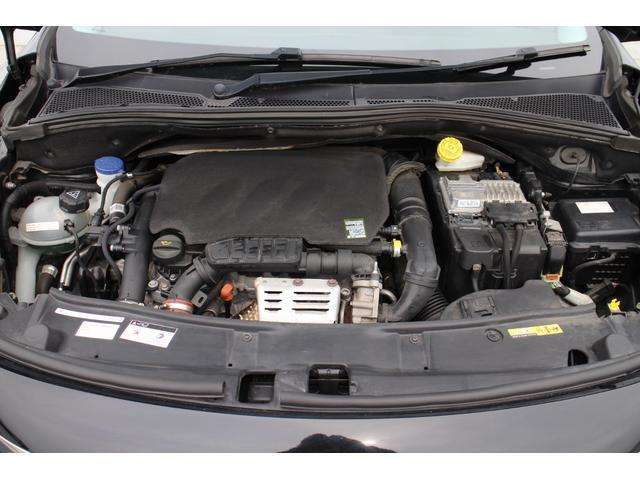 エンジンルーム☆車検整備を行いお届けさせていただきます。ガラスルーフはシェードで直射日光を防止します。音楽はBluetooth接続、USBが使用可能です♪