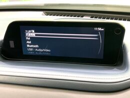 【8.8インチマツダコネクト】車内の雰囲気にマッチした大型のディスプレイ。スマホ接続でのナビ使用やBluetooth再生等、様々な機能が楽しめます。直感的なダイヤル操作が可能で、使い勝手も良好です。