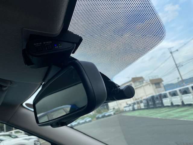 前方ドラレコは社内から投影してくれます。