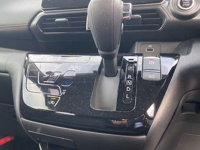 インパネシフトレバーで運転席まわりがコンパクトです。