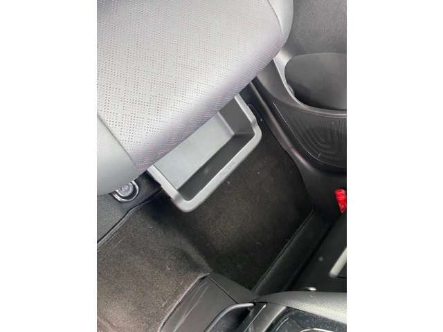 助手席下にも収納BOXが。